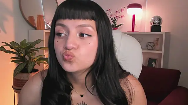 nahiapaws online show from February 10, 9:08 pm