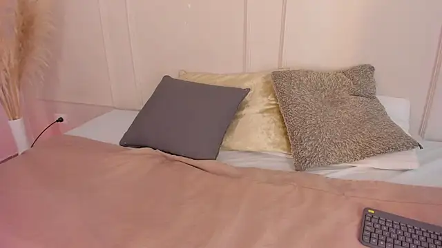 Mariapettit online show from April 11, 1:37 pm