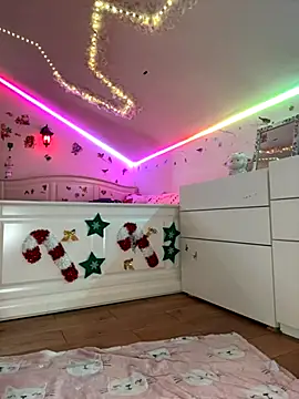 Snapshot of SelenaBee chatting on December 4, 8:23 am SelenaBee online show from December 4, 8:23 am