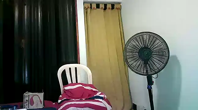 Snapshot of kimmiemm chatting on January 13, 2:50 am kimmiemm online show from January 13, 2:50 am