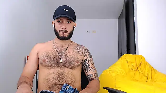 Snapshot of Sanit_Di chatting on December 3, 3:32 pm Sanit Di online show from December 3, 3:32 pm