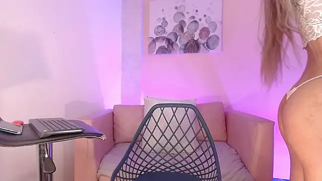 Snapshot of LittleButterfly19 chatting on January 18, 4:37 am LittleButterfly19 online show from January 18, 4:37 am