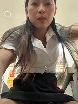 Snapshot of andii-1 chatting on February 8, 2:15 am andii-1 online show from February 8, 2:15 am