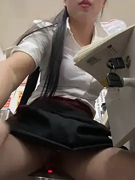 Snapshot of andii-1 chatting on February 23, 5:12 am andii-1 online show from February 23, 5:12 am