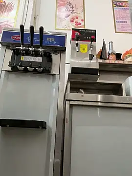 Snapshot of andii-1 chatting on February 28, 5:04 am andii-1 online show from February 28, 5:04 am