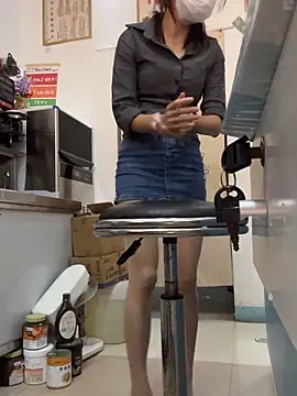 Snapshot of andii-1 chatting on September 30, 2:05 am andii-1 online show from September 30, 2:05 am