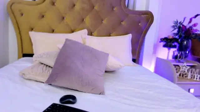Snapshot of beauty_luna18 chatting on December 17, 6:31 pm beauty luna18 online show from December 17, 6:31 pm