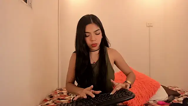 Snapshot of meganrossee69 chatting on January 3, 3:05 am meganrossee69 online show from January 3, 3:05 am