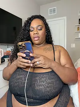 Snapshot of Mari_Melons chatting on November 9, 1:26 am Mari Melons online show from November 9, 1:26 am