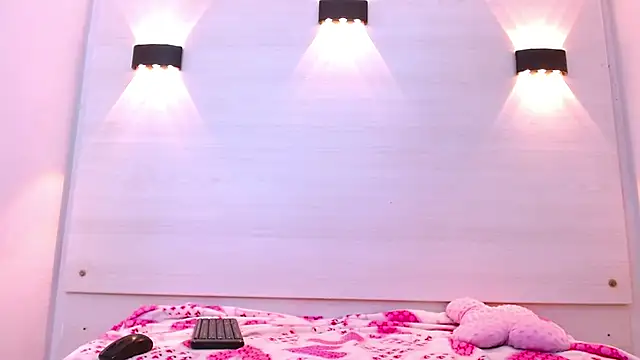 Snapshot of AndreaGil_ chatting on November 11, 12:05 pm AndreaGil online show from November 11, 12:05 pm