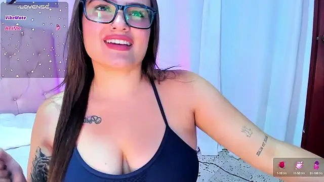 Snapshot of ellarosee_ chatting on December 12, 8:21 pm ellarosee online show from December 12, 8:21 pm