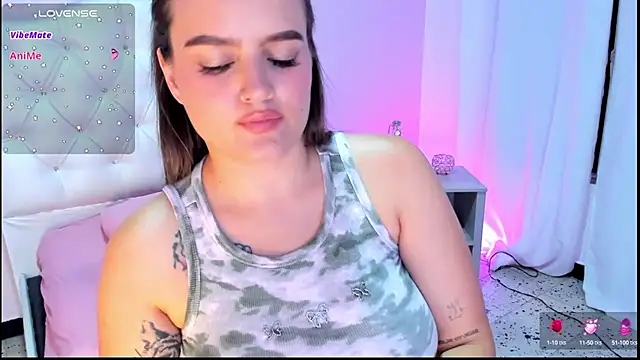 Snapshot of ellarosee_ chatting on December 20, 10:54 pm ellarosee online show from December 20, 10:54 pm