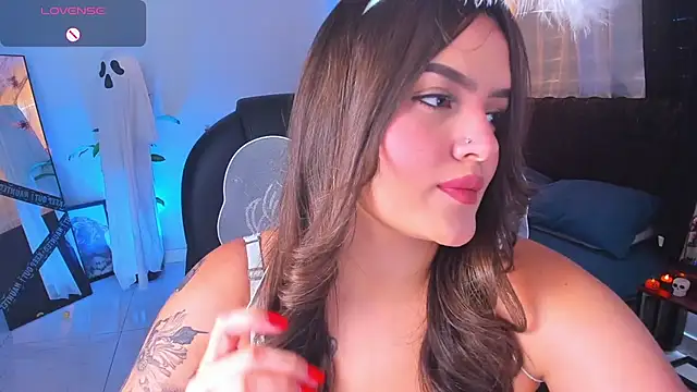 Snapshot of ellarosee_ chatting on October 28, 5:37 pm ellarosee online show from October 28, 5:37 pm