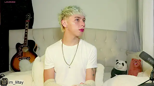 Snapshot of lil_tay_ chatting on February 22, 6:52 pm lil tay online show from February 22, 6:52 pm