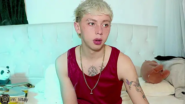 Snapshot of lil_tay_ chatting on February 26, 3:42 am lil tay online show from February 26, 3:42 am