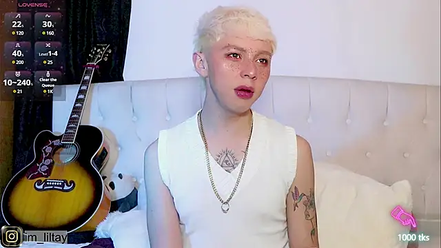 Snapshot of lil_tay_ chatting on March 2, 5:44 am lil tay online show from March 2, 5:44 am