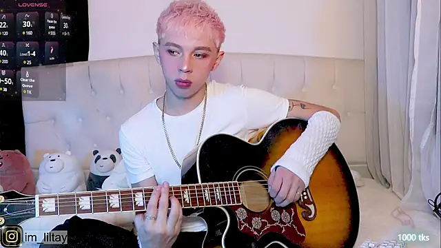 Snapshot of lil_tay_ chatting on March 11, 12:22 am lil tay online show from March 11, 12:22 am
