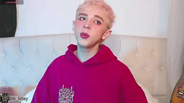 Snapshot of lil_tay_ chatting on March 12, 4:41 am lil tay online show from March 12, 4:41 am
