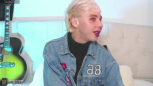 Snapshot of lil_tay_ chatting on March 13, 12:27 am lil tay online show from March 13, 12:27 am