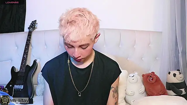 Snapshot of lil_tay_ chatting on March 18, 1:21 am lil tay online show from March 18, 1:21 am