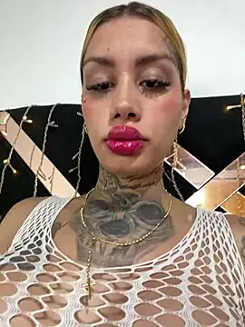 Snapshot of Zaratattoox chatting on October 7, 6:43 am Zaratattoox online show from October 7, 6:43 am