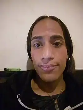 Snapshot of AlexaWarner chatting on December 4, 5:17 am AlexaWarner online show from December 4, 5:17 am