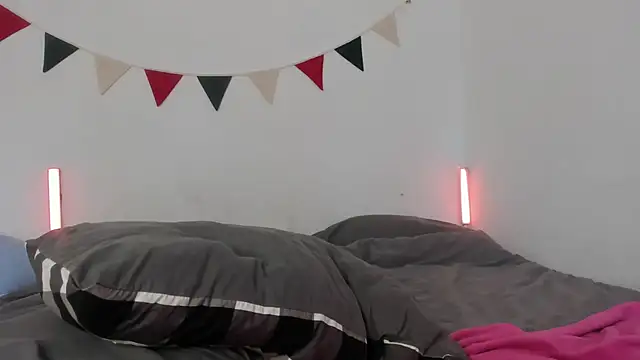 Snapshot of MiaDavis21 chatting on October 9, 5:27 am MiaDavis21 online show from October 9, 5:27 am