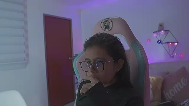 megan ssmith  online show from November 12, 9:25 pm