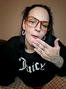 Snapshot of Jujuicy_97 chatting on March 15, 7:27 pm Jujuicy 97 online show from March 15, 7:27 pm