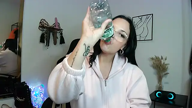 Snapshot of Jujuicy_97 chatting on September 19, 7:47 pm Jujuicy 97 online show from September 19, 7:47 pm