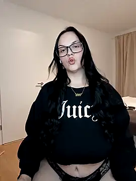 Snapshot of Jujuicy_97 chatting on October 7, 5:21 pm Jujuicy 97 online show from October 7, 5:21 pm