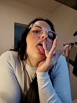 Snapshot of Jujuicy_97 chatting on October 28, 8:00 pm Jujuicy 97 online show from October 28, 8:00 pm