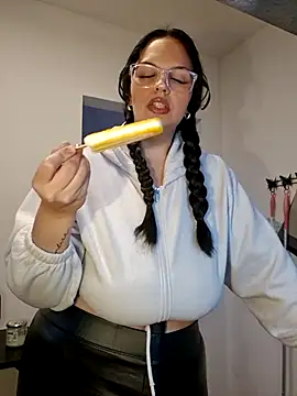 Snapshot of Jujuicy_97 chatting on October 29, 10:06 am Jujuicy 97 online show from October 29, 10:06 am