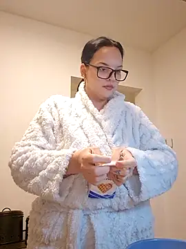 Snapshot of Jujuicy_97 chatting on December 1, 6:46 pm Jujuicy 97 online show from December 1, 6:46 pm