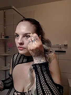 Snapshot of Jujuicy_97 chatting on February 5, 6:01 pm Jujuicy 97 online show from February 5, 6:01 pm