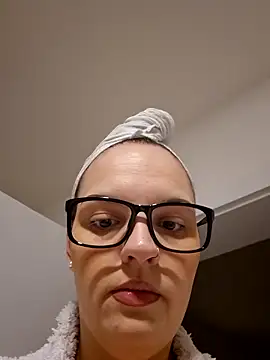 Snapshot of Jujuicy_97 chatting on February 7, 5:00 am Jujuicy 97 online show from February 7, 5:00 am