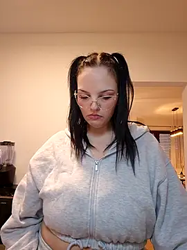 Snapshot of Jujuicy_97 chatting on February 11, 11:04 am Jujuicy 97 online show from February 11, 11:04 am