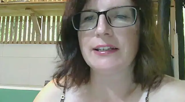 Snapshot of CrimsonMistress chatting on December 16, 5:06 am CrimsonMistress online show from December 16, 5:06 am