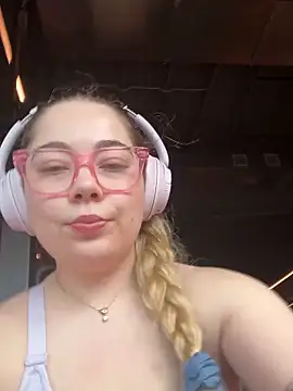 Snapshot of brooklynivy chatting on October 10, 5:28 am brooklynivy online show from October 10, 5:28 am