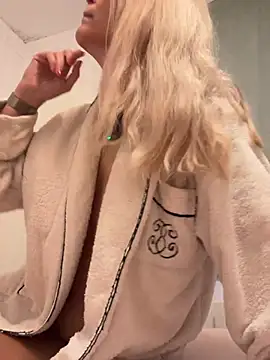 Snapshot of EmyLana chatting on January 13, 9:03 am EmyLana online show from January 13, 9:03 am