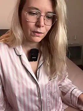 Snapshot of EmyLana chatting on February 3, 6:22 am EmyLana online show from February 3, 6:22 am