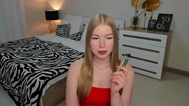 Snapshot of shy__lady chatting on June 14, 2:24 am shy lady online show from June 14, 2:24 am