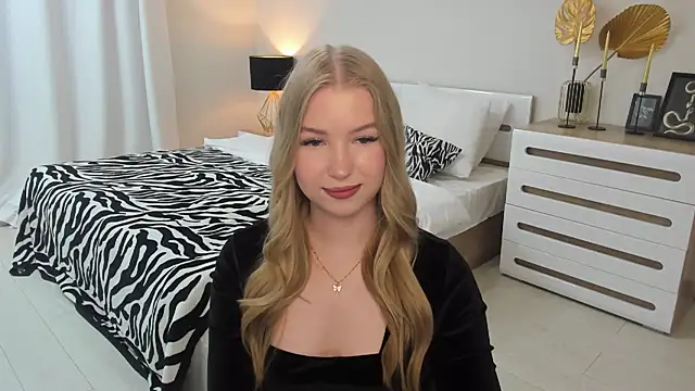Snapshot of shy__lady chatting on June 14, 2:30 pm shy lady online show from June 14, 2:30 pm