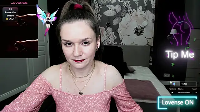 Snapshot of AriaGray chatting on October 17, 8:22 pm AriaGray online show from October 17, 8:22 pm