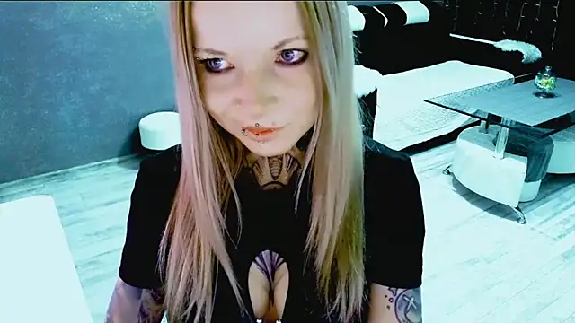 Snapshot of InesGold chatting on October 28, 8:18 am InesGold online show from October 28, 8:18 am