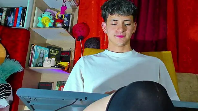 Snapshot of GabyThoms chatting on March 5, 4:45 am GabyThoms online show from March 5, 4:45 am