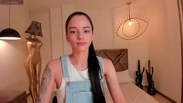 Snapshot of HannahJamesX chatting on December 6, 5:22 pm HannahJamesX online show from December 6, 5:22 pm