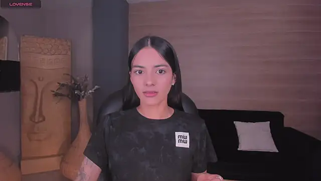 Snapshot of HannahJamesX chatting on January 3, 6:46 pm HannahJamesX online show from January 3, 6:46 pm