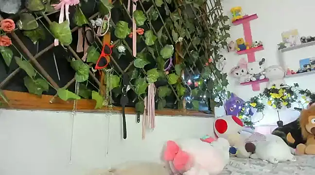 Snapshot of LunaDeCristall chatting on December 9, 1:40 am LunaDeCristall online show from December 9, 1:40 am