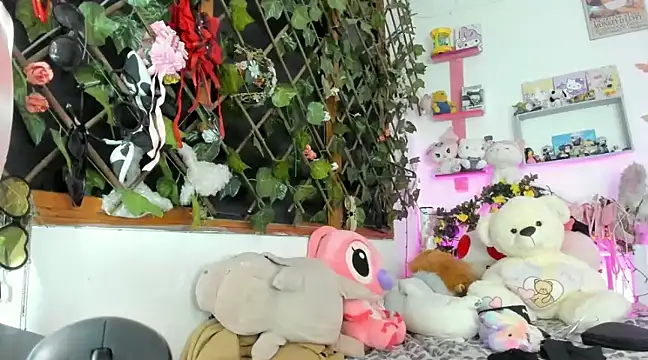 Snapshot of LunaDeCristall chatting on February 11, 4:44 am LunaDeCristall online show from February 11, 4:44 am